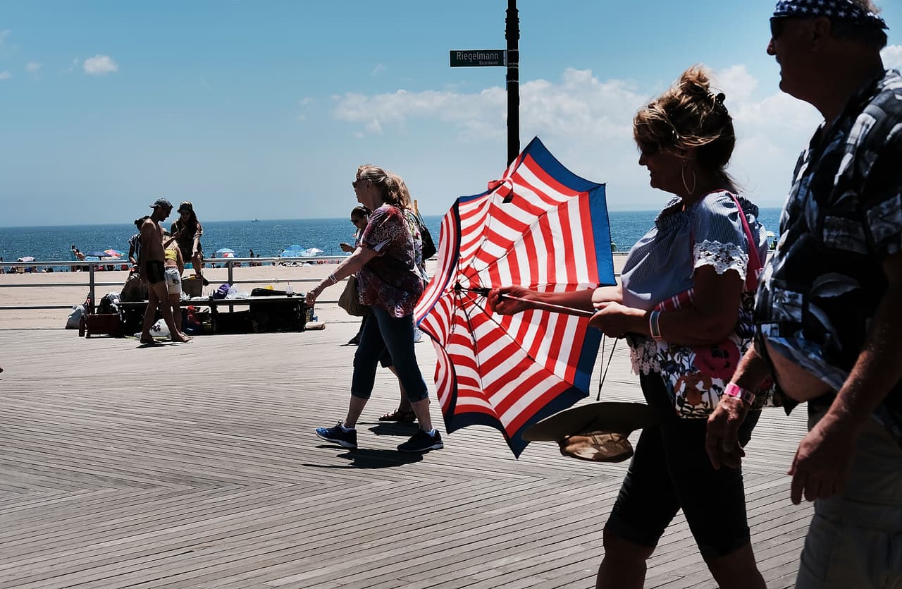 El intenso calor provoca que las personas busquen refrescarse en la playa.