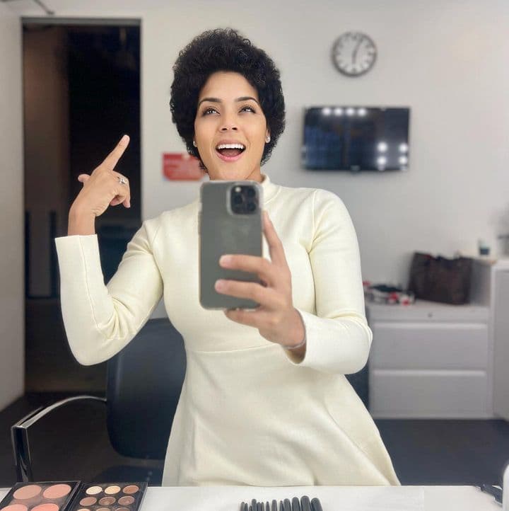 “Estas fotos las tomé esta mañana en el camerino antes de definir mis lindos rizos y me di cuenta de que va creciendo bastante rápido”, detalló en la descripción de las imágenes.
<br>