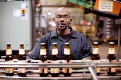 Bebidas Alcohólicas- Si fabricas, al por mayor, importas o vendes bebidas alcohólicas en un establecimiento, tendrás que registrar tu negocio y obtener ciertos permisos federales (para efectos fiscales) con la oficina de comercio e impuestos sobre el alcohol y tabaco. Recuerda, también tendrás que ponerte en contacto con la Junta de Control de Bebidas Alcohólicas local.