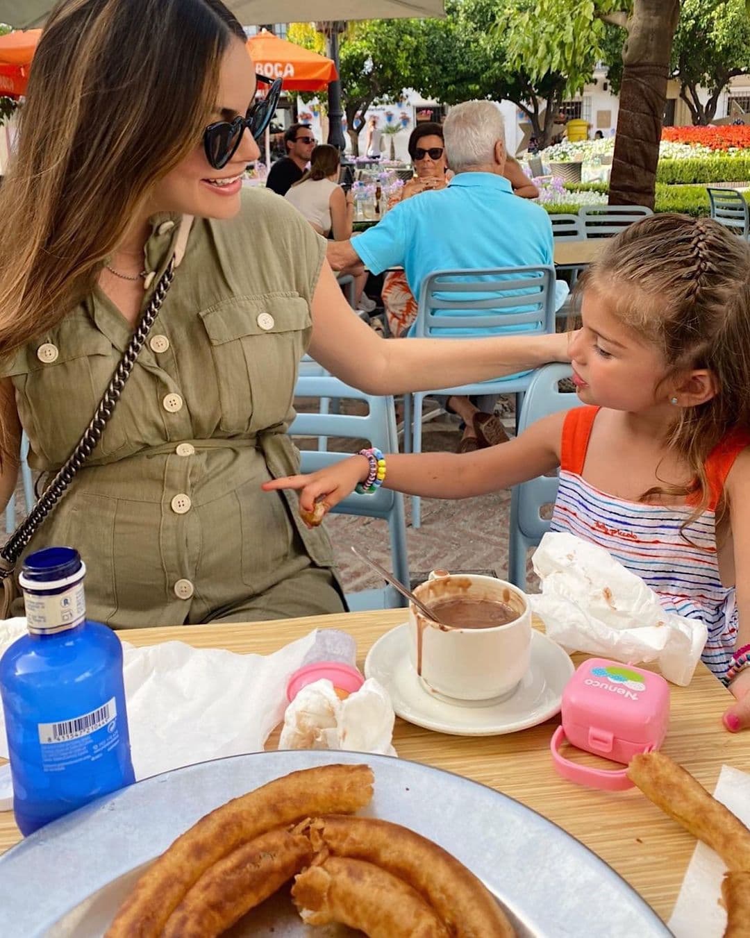 A sus 6 meses de embarazo, la también actriz ha disfrutado al máximo junto a su familia, como en esta ocasión que salió a pasear con su ahijada Raquel en España. Junto a la pequeña cumplió su antojo de churros con chocolate.