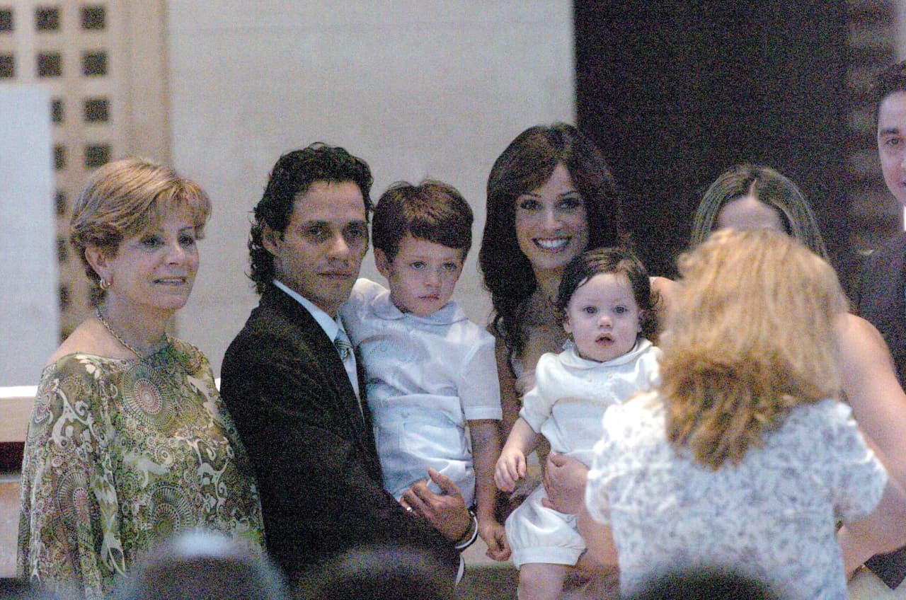 Aunque su aspecto recuerda mucho a su padre en sus inicios de la carrera, los jovencitos de 22 y 20 años, también tienen parecido con la actriz, pues heredaron el color azul de sus ojos.