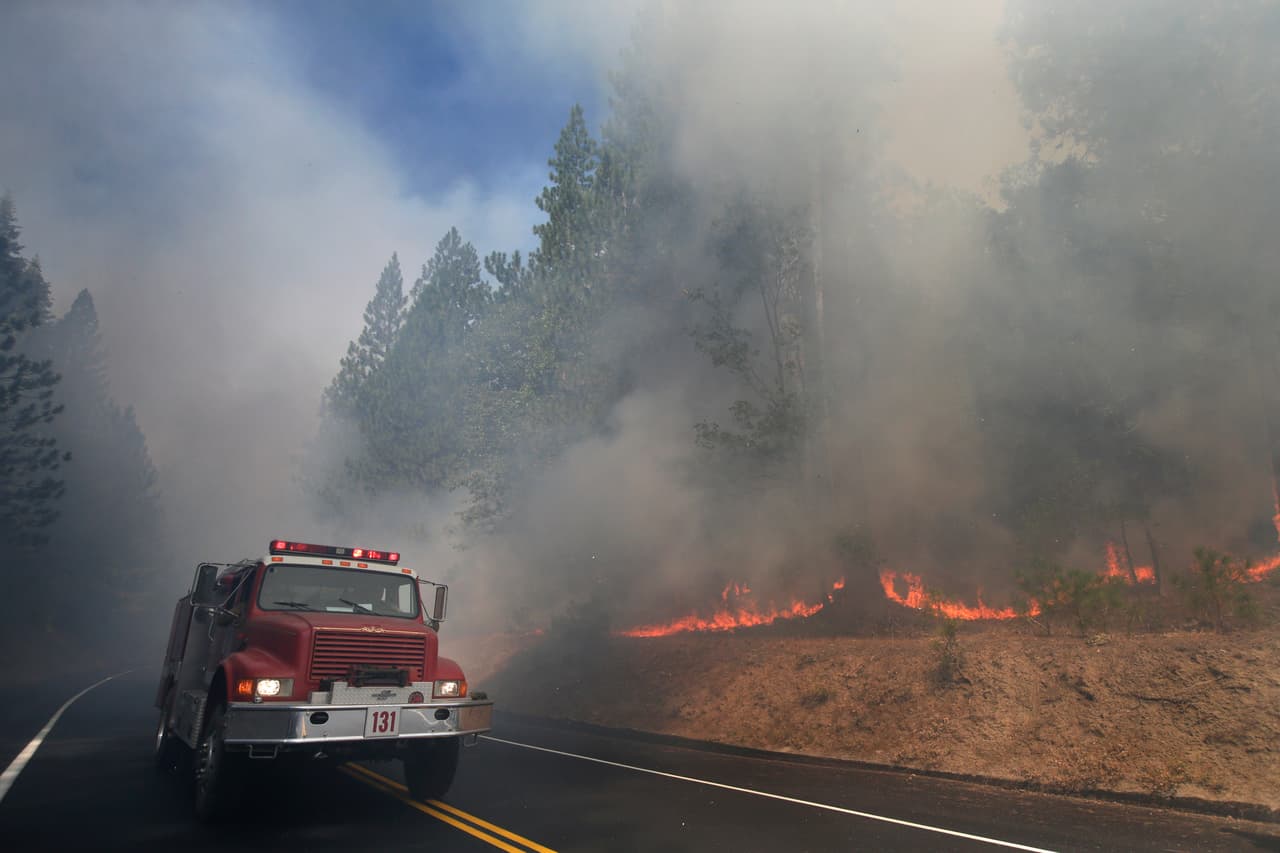 Incendio voraz cerca del Parque Nacional Yosemite sigue creciendo y amenaza viviendas