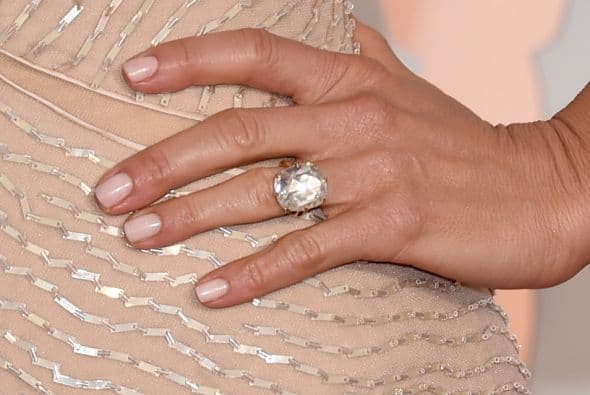 Jennifer Aniston también usó esta técnica y ambas fueron de las mejores vestidas de la noche.