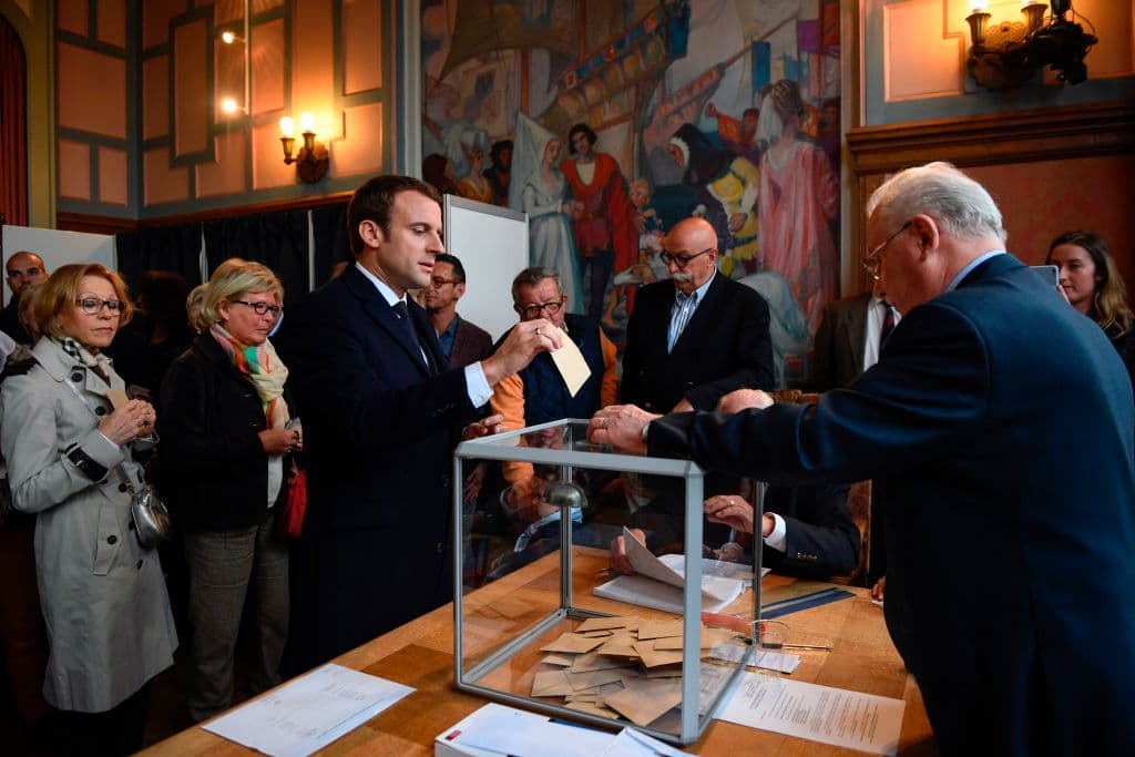 El candidato francés para la presidencia por el movimiento En Marche!, Emmanuel Macron emitió su voto en una urna en Le Touquet, al norte de Francia, en la primera vuelta llevada a cabo el domingo 23 de abril. Foto: ERIC FEFERBERG/AFP/Getty Images.