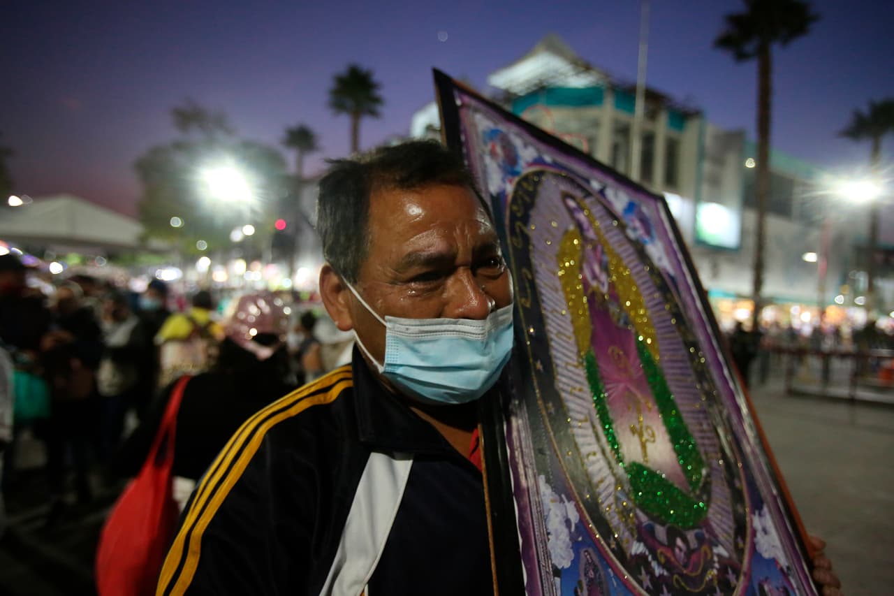 Jorge Aguilar, de 53 años, llora al llegar a la Basílica de la Virgen de Guadalupe durante las primeras horas del 12 de diciembre de 2021.