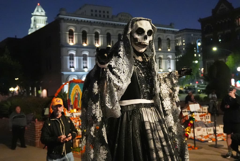 <b>Altares comunitarios en ciudades estadounidenses: </b>Durante el 
<a href="https://www.univision.com/local/los-angeles-kmex/comunidades-mexicano-estadounidenses-preservan-el-dia-de-muertos-entre-creciente-comercializacion">Día de Muertos</a>, comunidades migrantes levantan ofrendas en plazas y centros culturales de ciudades como Los Ángeles y Chicago, donde se mezclan tradiciones mexicanas con elementos locales y mensajes para seres queridos que cruzaron fronteras.