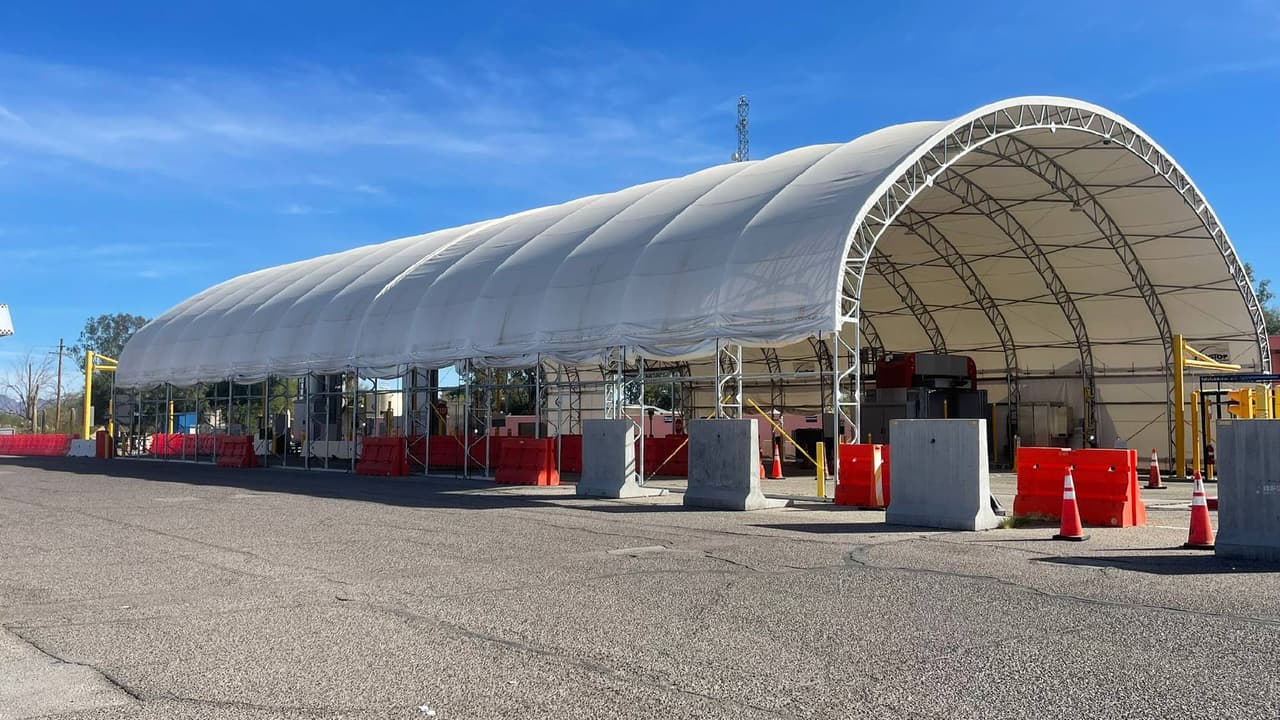 Detalló que el cierre entrará en vigor a partir de este lunes 4 de diciembre, y se mantendrá hasta nuevo aviso, tanto para el tránsito de peatones, como de vehículos en dirección norte y sur.