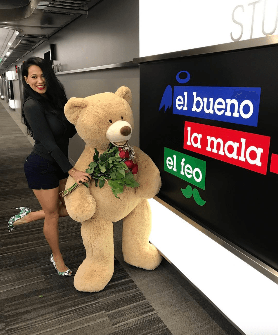 <b>Febrero</b>
<br>Aunque la locutora tiene muchos admiradores, este año 'el Mecánico del Amor' ganó su corazón.