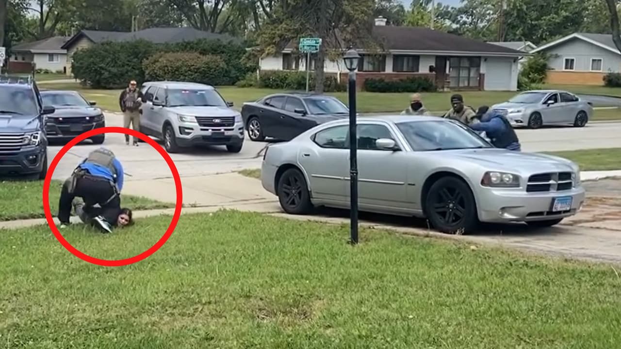 La joven explica que fue detenida luego de 
<b>seguir por varios minutos los <a href="https://www.univision.com/local/chicago-wgbo/agente-de-ice-arresta-a-ciudadana-y-la-somete-con-la-rodilla-en-el-suelo-video" target="_blank">vehículos de ICE</a></b> para advertir a vecinos de la comunidad sobre posibles operativos. Sin embargo, su acción terminó provocando la intervención de los agentes.