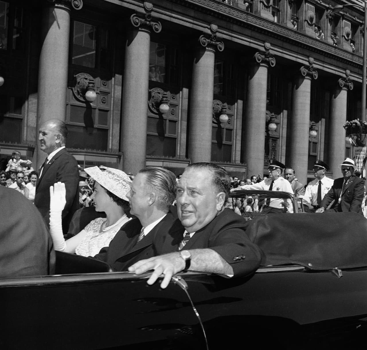 La pareja fue recibida por el entonces alcalde Richard J. Daley y el gobernador William Stratton entre otros funcionarios locales y del estado de Illinois. El dúo también se detuvo en el Instituto de Arte de Chicago antes de dirigirse al Hotel Drake, donde la reina se hizo cargo de la Suite Sapphire para reunirse con los líderes locales y la mayoría de los hijos del alcalde Daley.