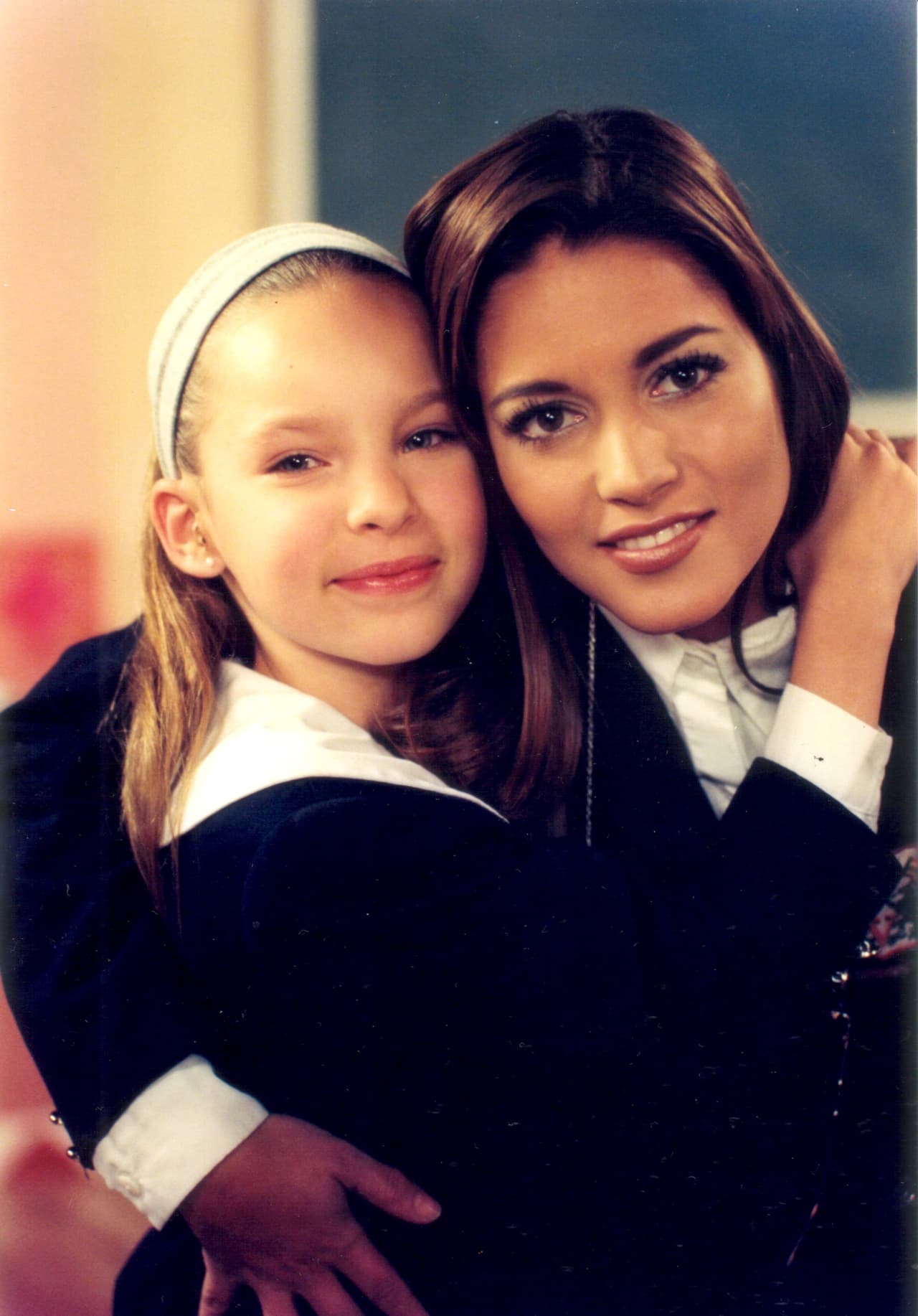 <b><a href="http://www.univision.com/personas-belinda-peregrin-schull-e">Belinda</a></b> comenzó su carrera dentro del mundo del espectáculo siendo una niña tierna y muy querida por el público infantil, robándose el corazón de miles de niños en 
<b><a href="http://www.univision.com/programas/novelas/naidelyn-navarrete-la-villana-infantil-de-amigos-x-siempre-se-convirtio-en-mama-fotos">'Amigos por siempre'</a></b>.