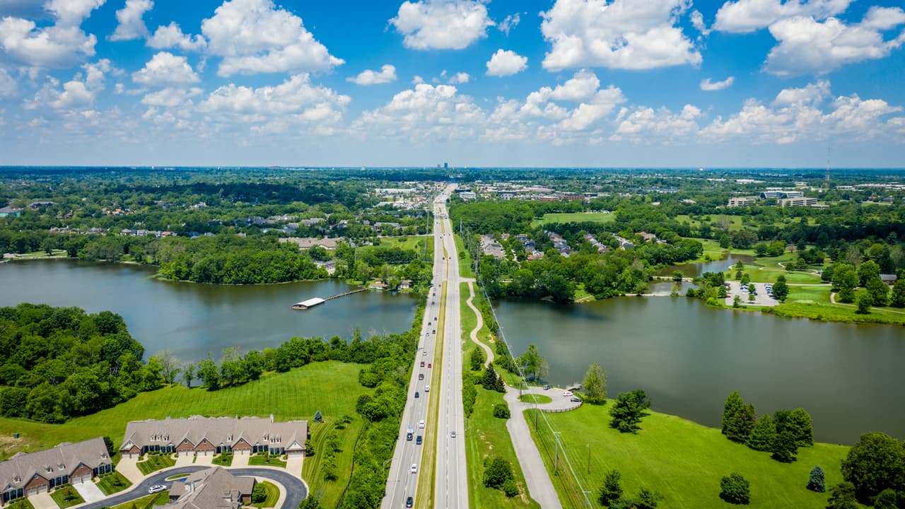 <b>Puesto 32 de las ciudades donde el salario rinde más | Lexington, Kentucky</b>
<br>
<br>🔘 El ingreso promedio anual de un hogar en esa ciudad es de $58,954.
<br>🔘 Los cheques que recibe un hogar quincenalmente ascienden a $2,267.
<br>🔘 El monto de cubrir las necesidades básicas es de $1,069.
<br>🔘 Por ello, sobran $1,198 de cada cheque.