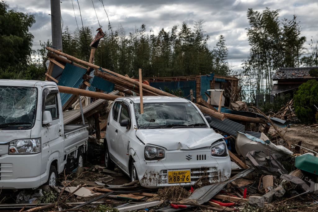 En la localidad de Ichihara, en Chiba (al este de Tokio), un tornado formado por la influencia del tifón horas antes de tocar tierra destruyó 12 casas y dañó más de 70. También provocó el vuelco del vehículo de un hombre de unos 50 años que falleció.