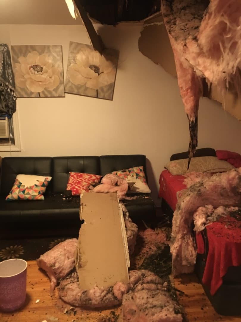 Los bomberos les indicaron que evitaran estar dentro del departamento, que mas pedazos podrian caerse.