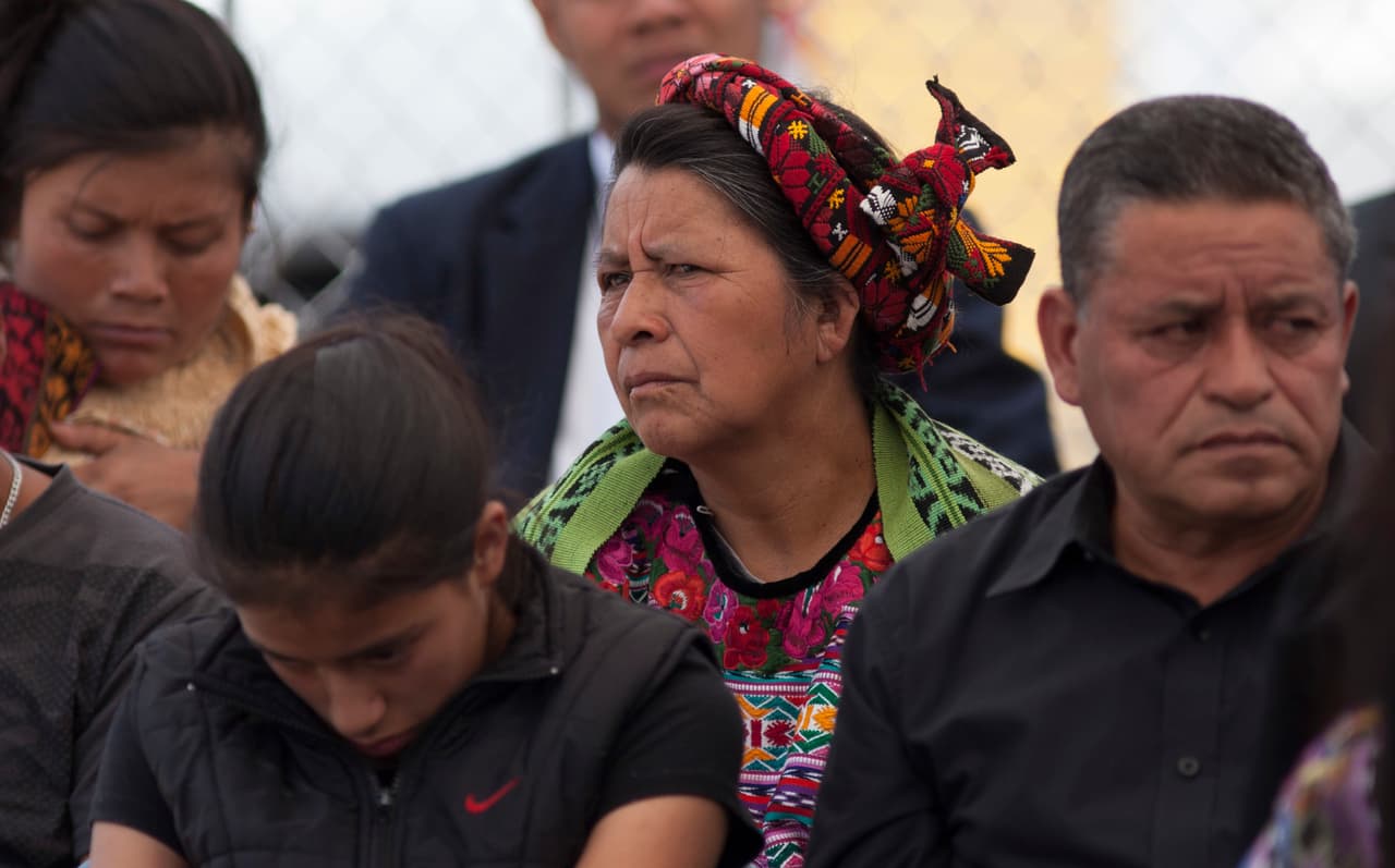 Familiares de Claudia Gómez se reunieron en el aeropuerto de la capital guatemalteca. La joven de 19 años, creció en el pueblo de San Juan Ostuncalco, rodeado de casas con bloques de cemento que fueron construidas con remesas enviadas por familiares residentes en Estados Unidos.