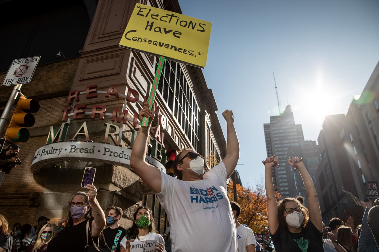 El candidato demócrata, Joe Biden, se convirtió este sábado en el presidente electo de Estados Unidos tras imponerse en el estado clave de Pensilvania, que le dio 20 votos electorales con los que superó el número mágico de los 270 necesarios para convertirse en el próximo presidente.
<br>