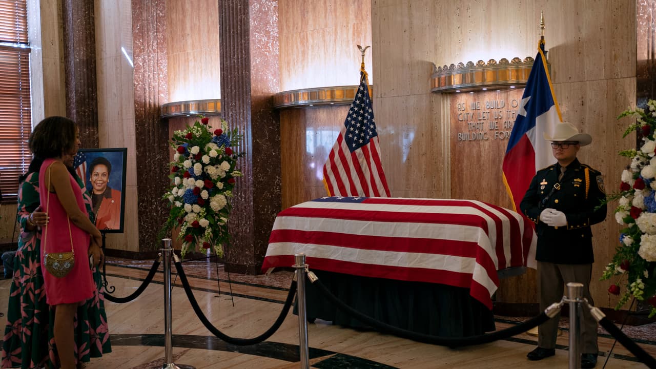Este jueves 1 de agosto, Houston ofrece su último adiós a la congresista 
<b><a href="https://www.univision.com/local/houston-kxln/sheila-jackson-lee-muere-representante-texas-houston" target="_blank">Sheila Jackson Lee, después de tres días de eventos</a></b> para celebrar su vida y legado. El presidente de Estados Unidos, Joe Biden, viajó el lunes a ofrecer sus condolencias, mientras que la vicepresidenta de Estados Unidos, 
<b>Kamala Harris</b>, participa el jueves de la misa previa al entierro.