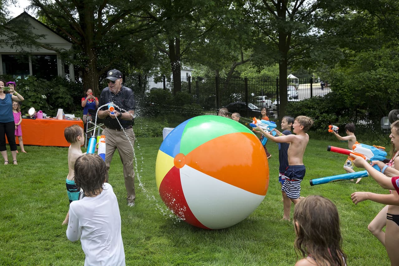 <b>4 de junio.</b> El vicepresidente Biden persigue a niños y miembros de la prensa con una pistola de agua durante el 
<br>Biden Beach Boardwalk Bash en Washington, D.C. Foto: David Lienemann.