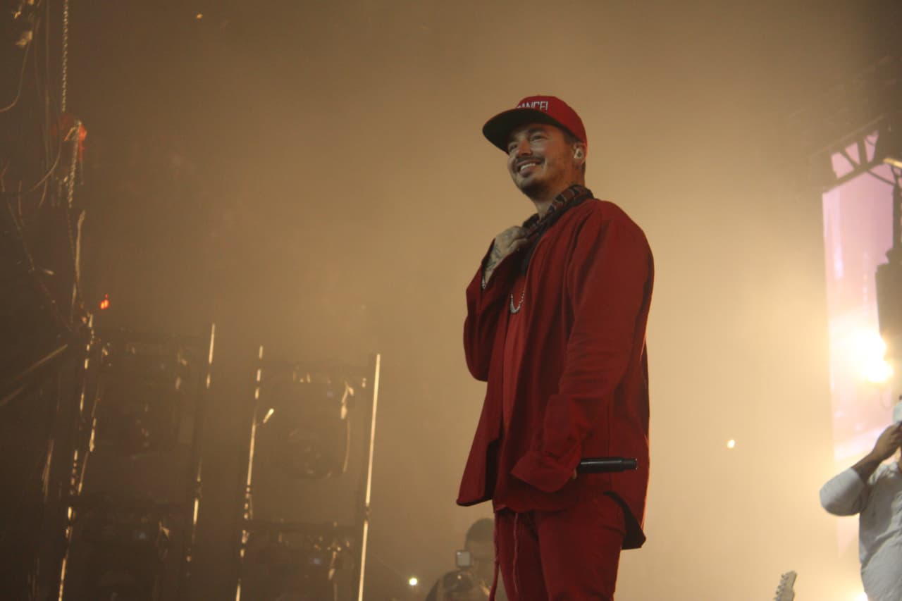 "Gracias Houston!! Los amo!! Thank you Houston!! We love you!! #LaFamiliaTour", escribió.