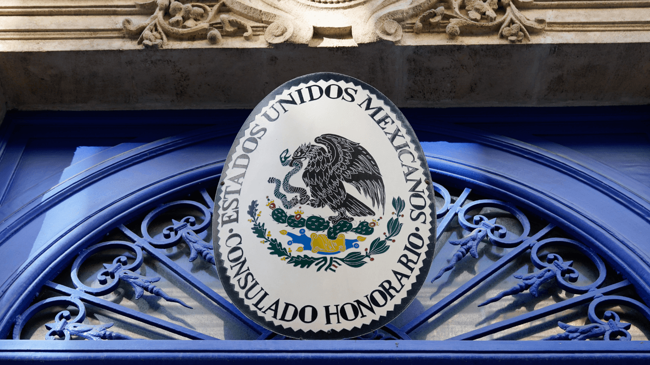 <h2 class="cms-H2-H2"><b>Renovación para mayores de edad</b></h2>
<br>1. Necesitas tu cita. Puedes marcar al teléfono 
<b>1-(424)-309-0009</b> para agendarla o enviando un mensaje de WhatsApp. También puedes agendar una cita en esta página: 
<b><a href="https://www.citas.sre.gob.mx" target="_blank">https://citas.sre.gob.mx/</a></b>.
<br>2. Llevar el pasaporte que vas a renovar.
<br>3. Llevar una identificación original y vigente (ver la slide 4).
<br>4. Cubrir el pago del pasaporte.