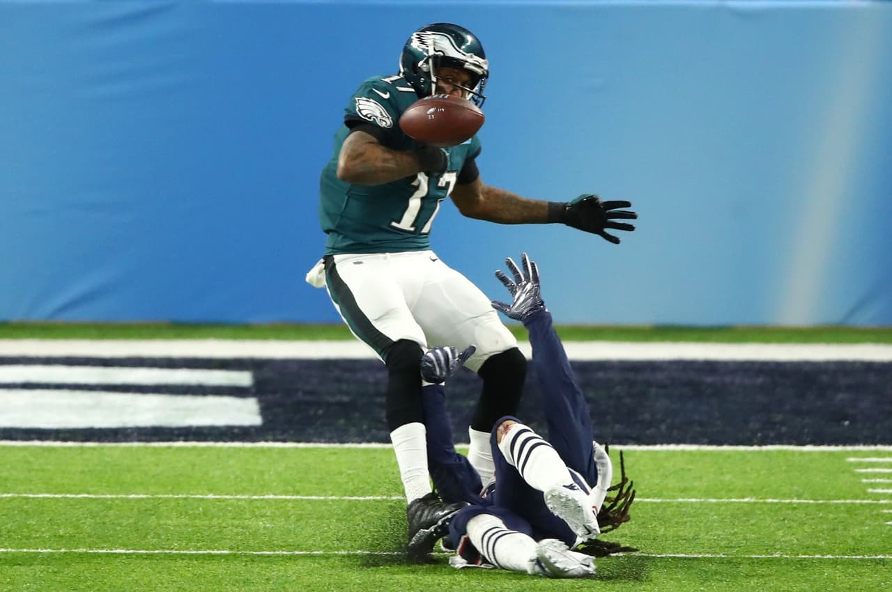 MINNEAPOLIS, MN - FEBRUARY 04: Alshon Jeffery #17 of the Philadelphia Eagles fails to make the catch against Stephon Gilmore #24 of the New England Patriots during the second quarter in Super Bowl LII at U.S. Bank Stadium on February 4, 2018 in Minneapolis, Minnesota. The play resulted in an interception by the New England Patriots. (Photo by Gregory Shamus/Getty Images)