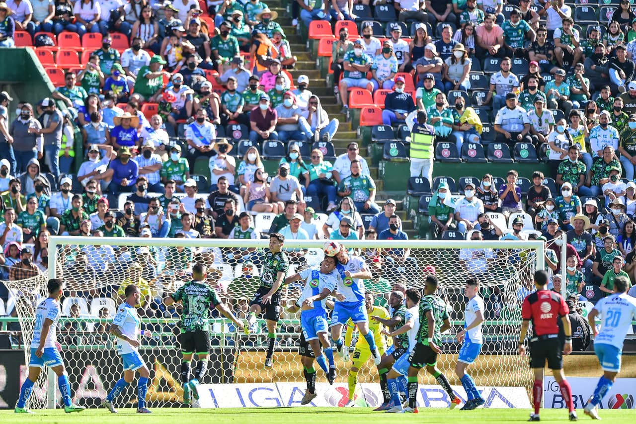Pese a quedarse con 10 en la cancha desde el arranque, León propuso el partido y se dio el lujo de perdonar el empate hasta en dos ocasiones.
