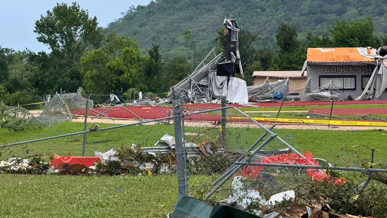“No hay clases mañana. Nuestra principal preocupación es la seguridad. Estamos aquí si necesitan algo. Hay mucho daño en Gordon. Estamos tratando de evaluar lo más rápido posible”, publicó el distrito en redes sociales.