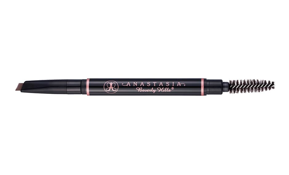 8. BROW DEFINER, Anastasia Beverly Hills, 
<a href="http://www.sephora.com/brow-definer-P404827">Sephora</a>, $23 dólares | Gracias a la punta triangular de este lápiz puedes crear diferentes grosores de cejas y así logras un efecto mucho más natural. Del otro lado el lápiz tiene un cepillo con el que puedes peinar. Otra gran ventaja es que tiene 10 tonos disponibles.
