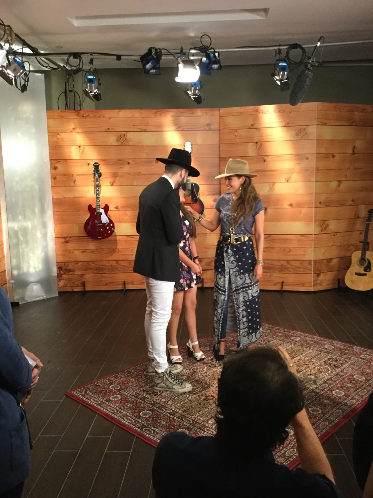 Rubí Ibarra cumplió otro de sus sueños en Premio Lo Nuestro: conoció a Thalía durante una entrevista. Las "quinceañeras" se tomaron selfies juntas.