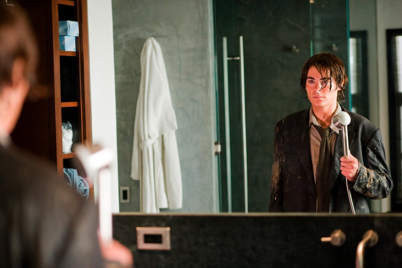 Zac Efron interpreta a la versión joven de Matthew Perry.