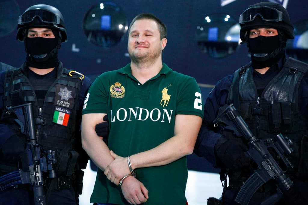 <b>Edgar Valdez Villarreal, 'La Barbie': </b>este narcotraficante mexicano-estadounidense fue arrestado en agosto de 2010 y declarado culpable de conspiración para lavar dinero e importar y distribuir cocaína. De la prisión del Altiplano fue extraditado a EEUU con otros presos de esa cárcel de máxima seguridad. 
<a href="https://www.univision.com/noticias/narcotrafico/la-barbie-recibe-una-sentencia-de-casi-50-anos-de-carcel-en-estados-unidos">En 2018 recibió una sentencia de 49 años de cárcel</a>.