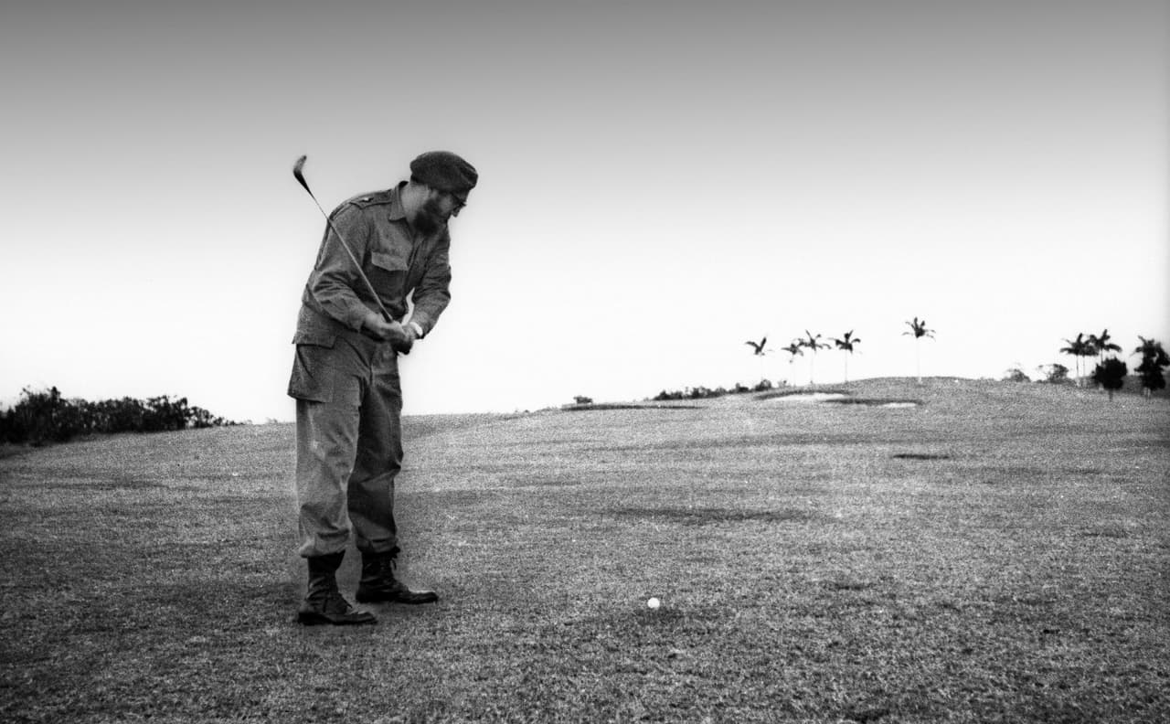 El líder cubano juega golf en el club Colinas de Villa real de la Habana, Cuba, 1960.