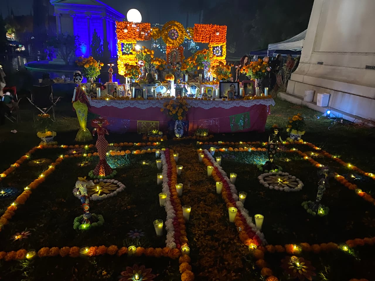 El evento ha crecido tanto en popularidad como en participación. Ahora, el cementerio abre sus puertas para niños y familia durante el día. A partir de las 5:00 de la tarde hasta la medianoche, son los adultos los que disfrutan de la fiesta con el recorrido de altares, conciertos y bailes.