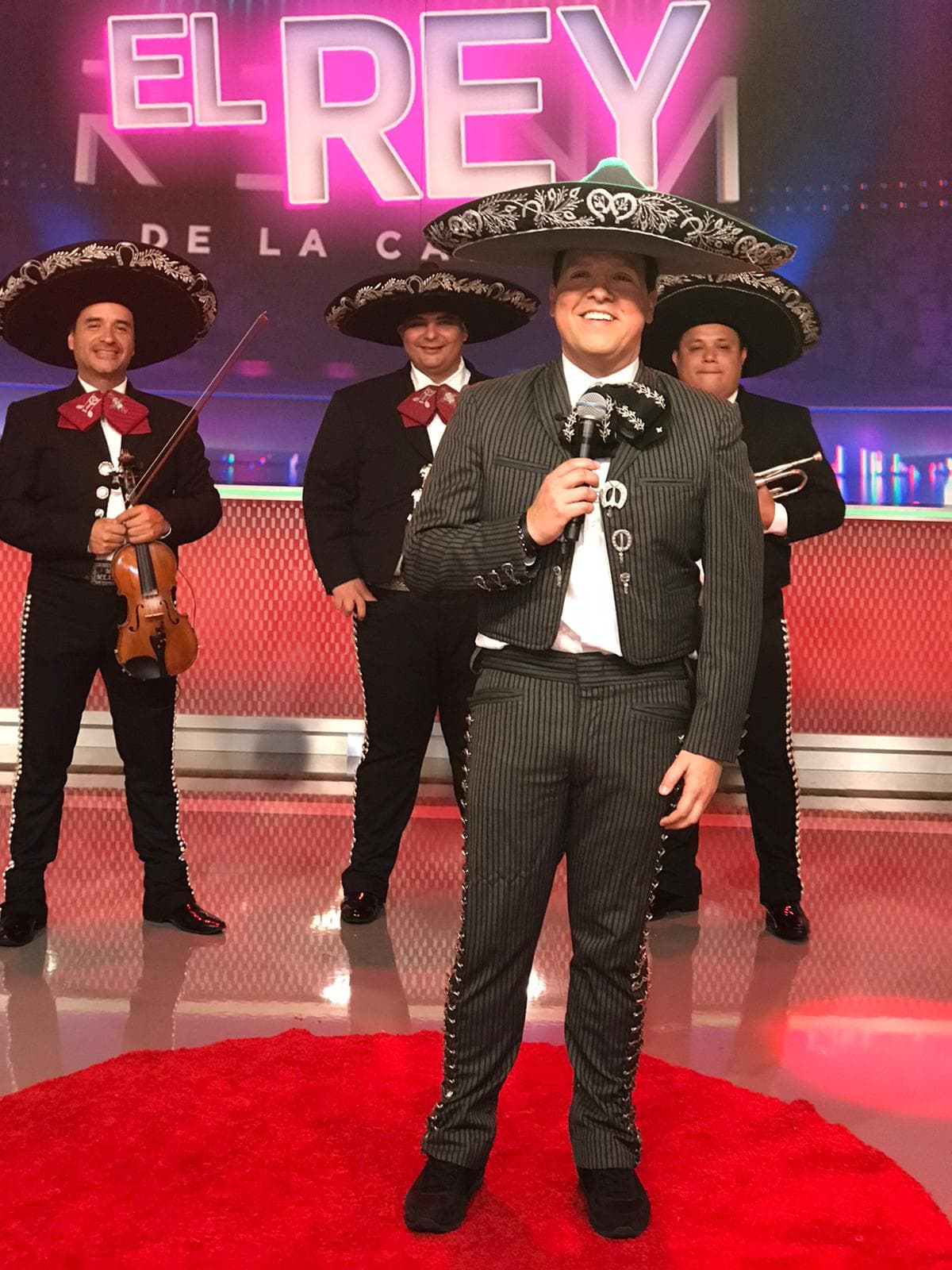 Raúl González fue el último participante de la gala y aún con su armoniosa voz tenía que ganarse al exigente jurado.