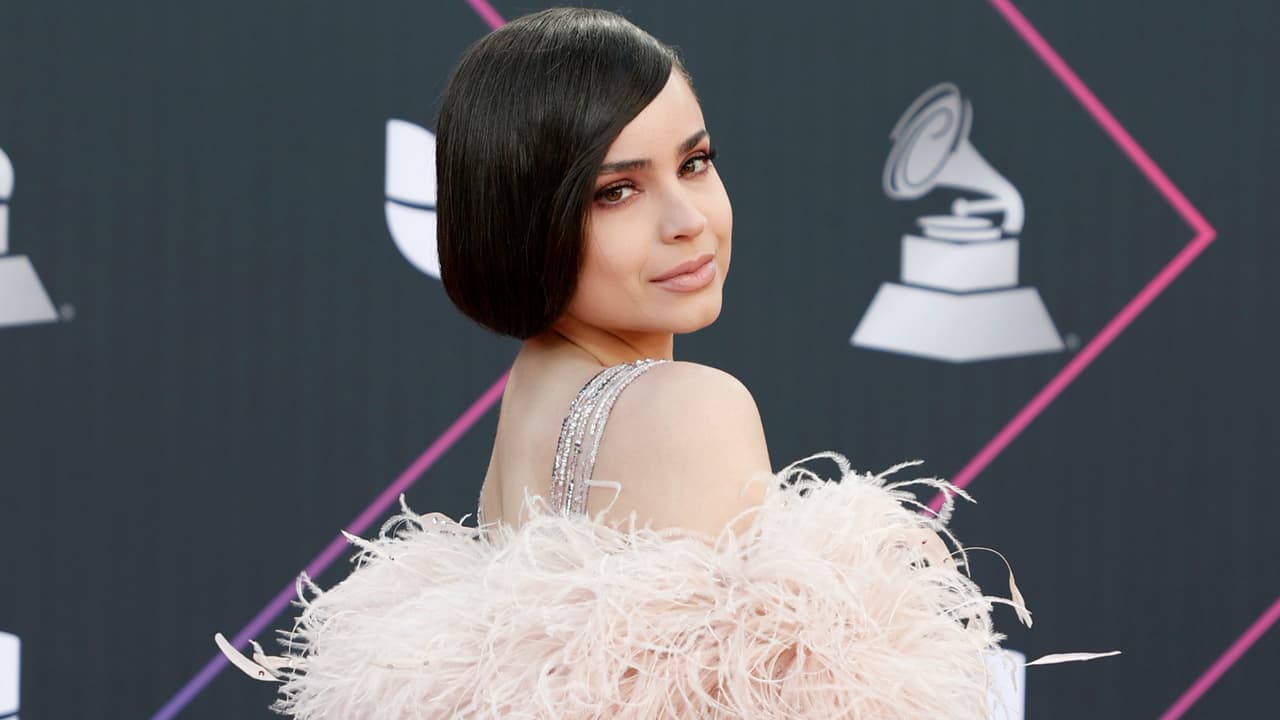 La Fundación Cultural Latin GRAMMY lanza la Beca Prodigio Sofía Carson para estudiar en Berklee