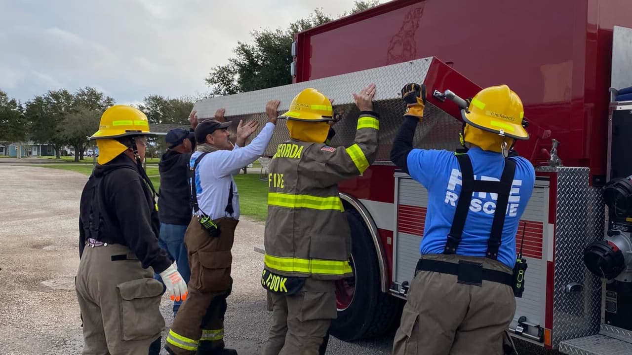 Autoridades confirman que hay un incendio activo al oeste de la comunidad de Midfield, Texas