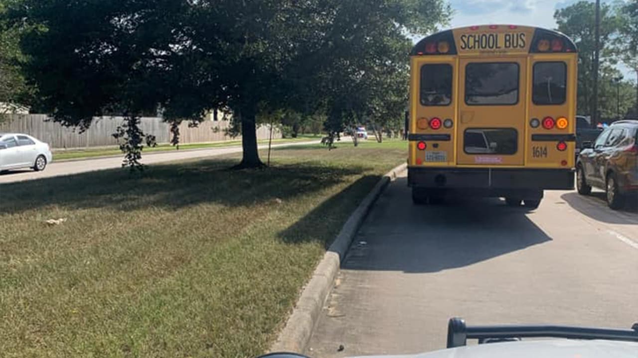 Servicios médicos examinaron en el lugar al menor y luego fue llevado en ambulancia a un hospital.
