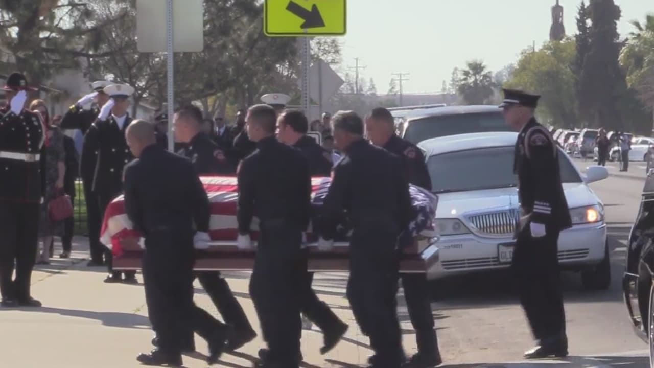 Despiden al capitán de bomberos que murió en el incendio de la biblioteca de Porterville
