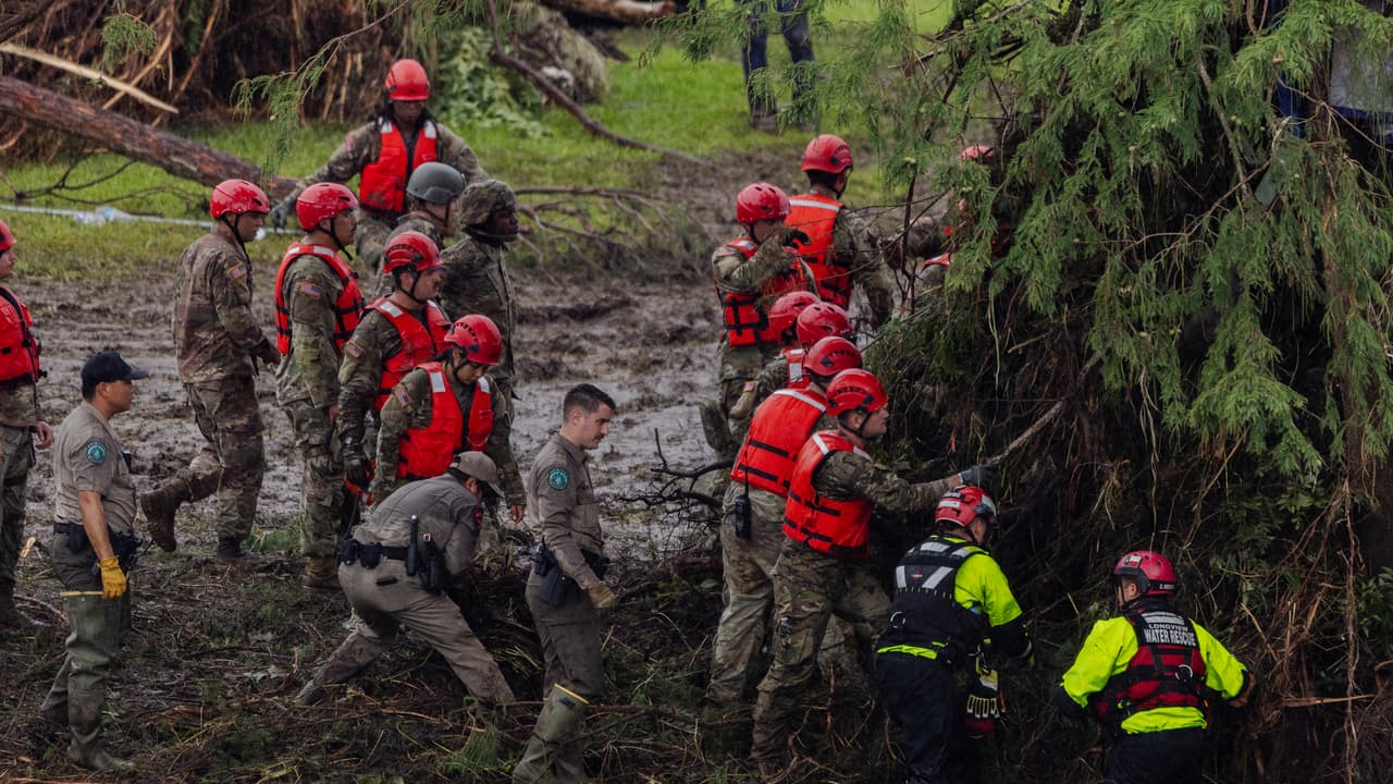 Pasadas las 4:00 de la mañana, del viernes 4 de julio, el río Guadalupe se desbordó e inundó varias comunidades, incluyendo el terreno de Camp Mystic, cerca de la ciudad de Kerrville. En total, esas inundaciones repentinas en la zona han cobrado 
<b><a href="https://www.univision.com/local/san-antonio-kwex/inundaciones-texas-82-muertos-desaparecidos-rio-guadalupe" target="_blank">más de 80 vidas</a></b>.