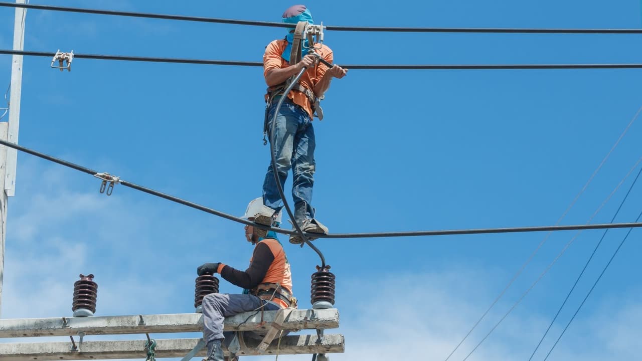 <b>6. Instaladores y reparadores de líneas eléctricas</b>
<br>Estos trabajadores se encargan de instalar o reparar cables de sistemas de distribución o energía eléctrica. En Sacramento generaron ingresos promedios anuales de
<b>$107,540</b>, pero ganaron incluso más en el área de la bahía.