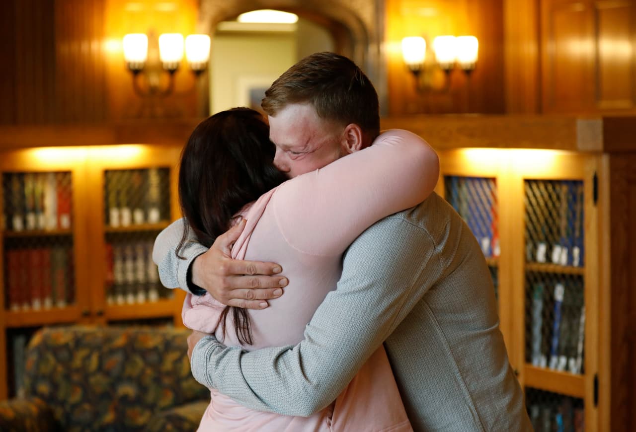 Ambos se abrazaron al verse. Lilly Ross dice que no sabía qué esperar del encuentro y que estaba "temerosa de los recuerdos que pudiesen aflorar de su marido".