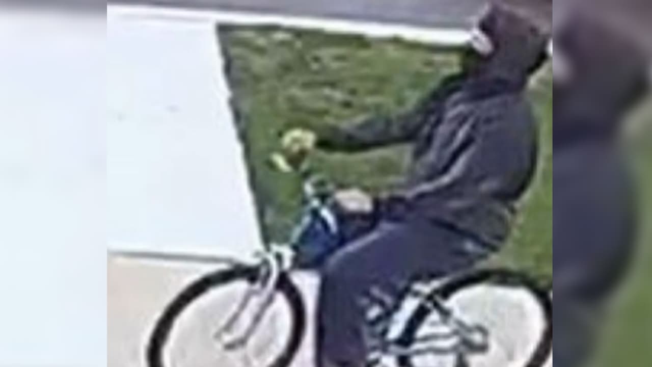 El sospechoso fue captado con el rostro cubierto a bordo de una bicicleta.