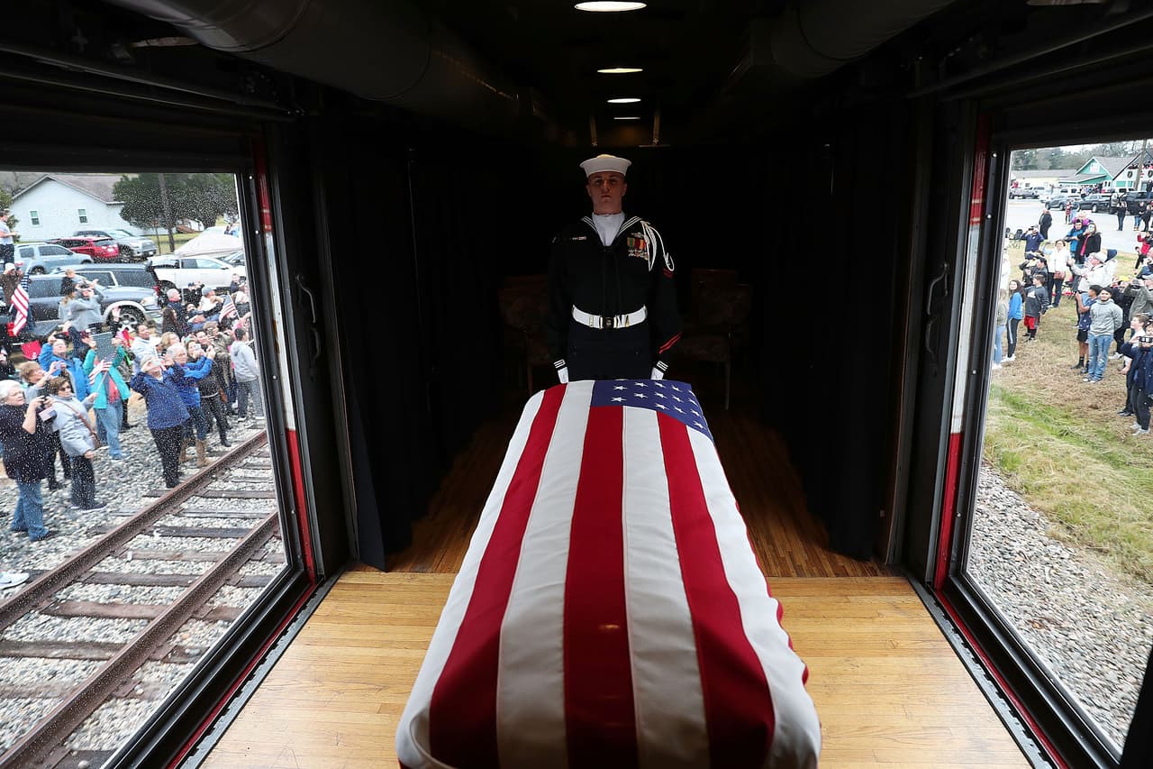 <b>El último viaje en tren del expresidente</b>. La locomotora 4141 de Union Pacific
<a href="https://www.univision.com/los-angeles/kmex/noticias/politica/70-millas-hasta-su-ultima-morada-el-ultimo-viaje-en-tren-de-george-h-w-bush-fotos-fotos">llevó el cuerpo de George H. W. Bush en una ruta de unas 70 millas hasta su destino final, la biblioteca y Museo Presidencial Bush</a> en College Station, Texas. El tren fue personalizado con los colores del Air Force One en honor al expresidente en 2005. 6 de diciembre de 2018.