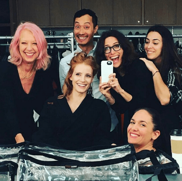 Jessica Chastain ultimando detalles de peinado.