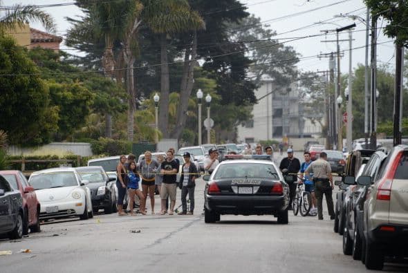 Las autoridades hallaron al presunto autor del tiroteo con un disparon en la cabeza, aunque no han podido precisar si murió a causa de un suicidio o por la acción de las armas de fuego de los efectivos.