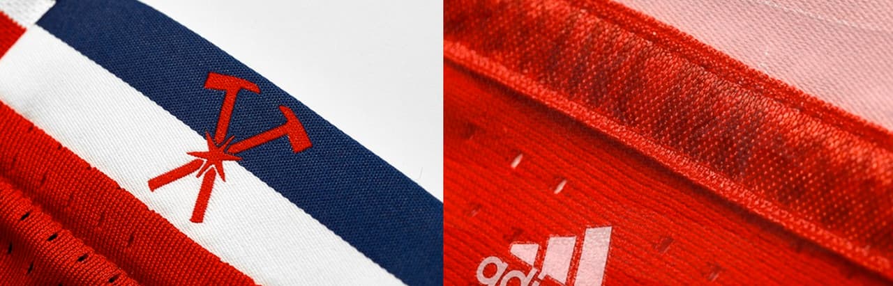 La camiseta presenta un cuello en 'V' con los tres colores del club -rojo, blanco y azul-, y en la parte interna del mismo una leyenda que lee "LIVE RED" (vive en rojo). En la parte trasera del cuello por detrás de la camiseta, se encuentran dos hachas de bomberos entrelazadas, haciendo honor a la tradición del club que desde el comienzo es un homenaje a aquellos que sobrevivieron al gran incendio de Chicago en 1871.