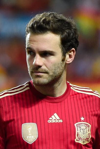 JUAN MATA - El jugador del Chelsea lleva tiempo estudiando a distancia en la Universidad Camilo José Cela, uno de los pocos centros universitarios que han diseñado un detallado plan de estudios para deportistas de alto nivel. El español es alumno de periodismo y ciencias de la actividad física.
