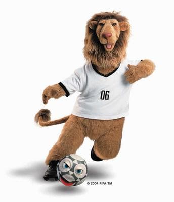 <b>Alemania 2006 - </b>Goleo VI y Pille siguieron con la tradición de una mascota compuesta. El león y su balón se tomaron aquel Mundial.