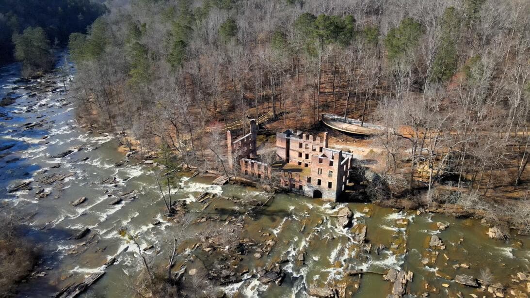 Eventualmente llegarás a las ruinas del molino de la New Manchester Manufacturing Company, probablemente el atractivo más famoso del parque.