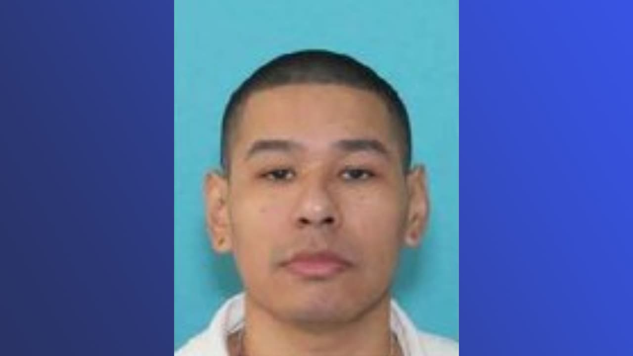 El sospechoso Steve Castro es buscado por asalto agravado con un arma mortal.